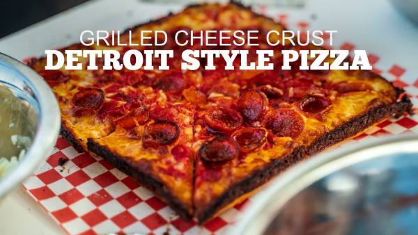 Pizza al estilo de Detroit con masa de queso a la parrilla